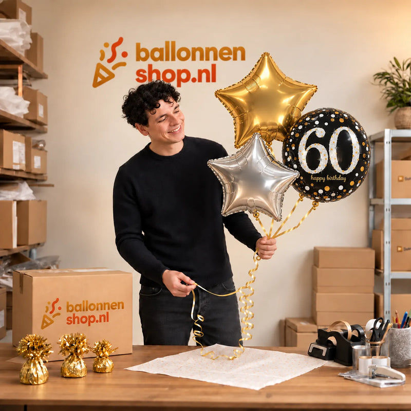 Jesse houdt 60 Jaar Trosje Zilver/Zwart/Goud vast in de warme werkplaats van Ballonnenshop.nl.