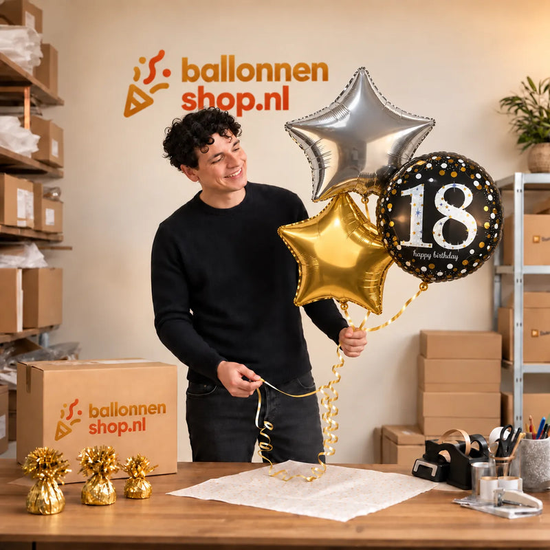 Jesse houdt 18 Jaar Trosje Zilver/Zwart/Goud vast in de warme werkplaats van Ballonnenshop.nl.