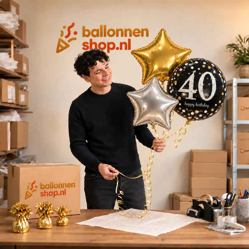 Jesse houdt 40 Jaar Trosje Zilver/Zwart/Goud vast in de warme werkplaats van Ballonnenshop.nl.