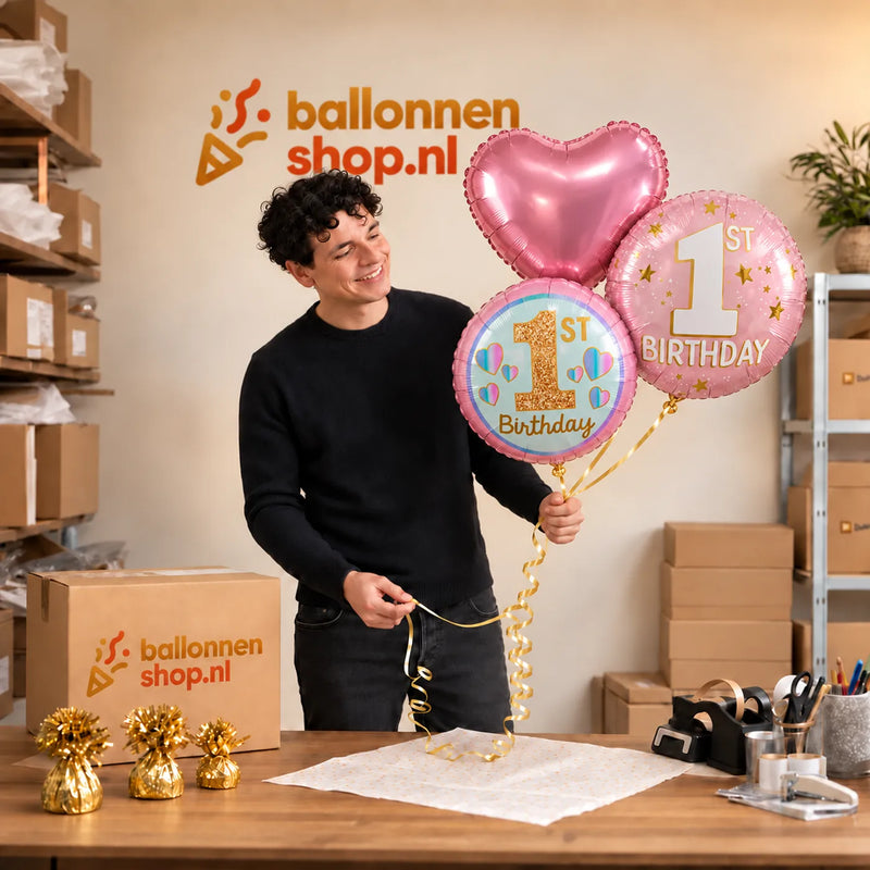 Jesse houdt 1 Jaar Trosje Roze vast in de warme werkplaats van Ballonnenshop.nl.