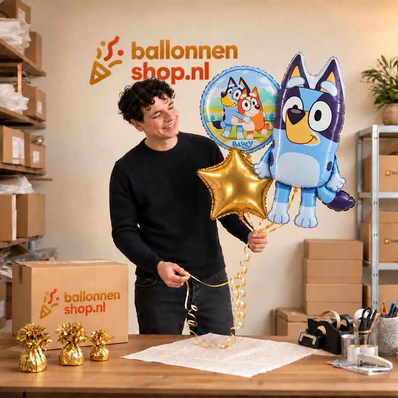 Jesse houdt Bluey Trosje vast in de warme werkplaats van Ballonnenshop.nl.
