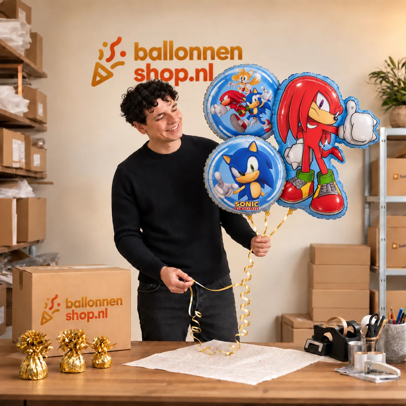 Jesse houdt Sonic Knuckles Trosje vast in de warme werkplaats van Ballonnenshop.nl.