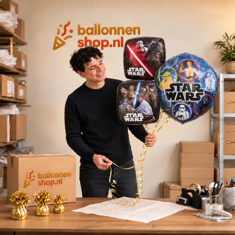 Jesse houdt Star Wars Trosje XL vast in de warme werkplaats van Ballonnenshop.nl.