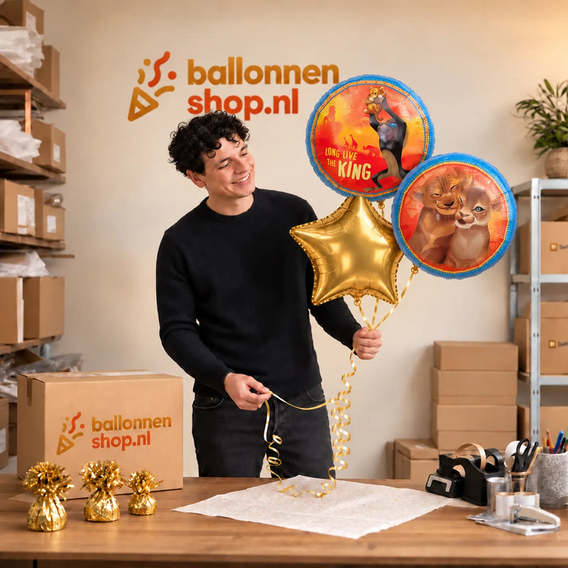 Jesse houdt Simba & Nala Lion King Trosje vast in de warme werkplaats van Ballonnenshop.nl.