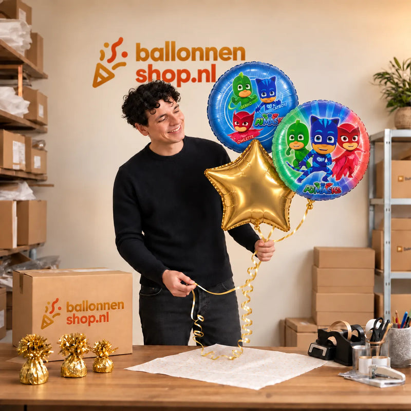 Jesse houdt PJ Masks Trosje vast in de warme werkplaats van Ballonnenshop.nl.