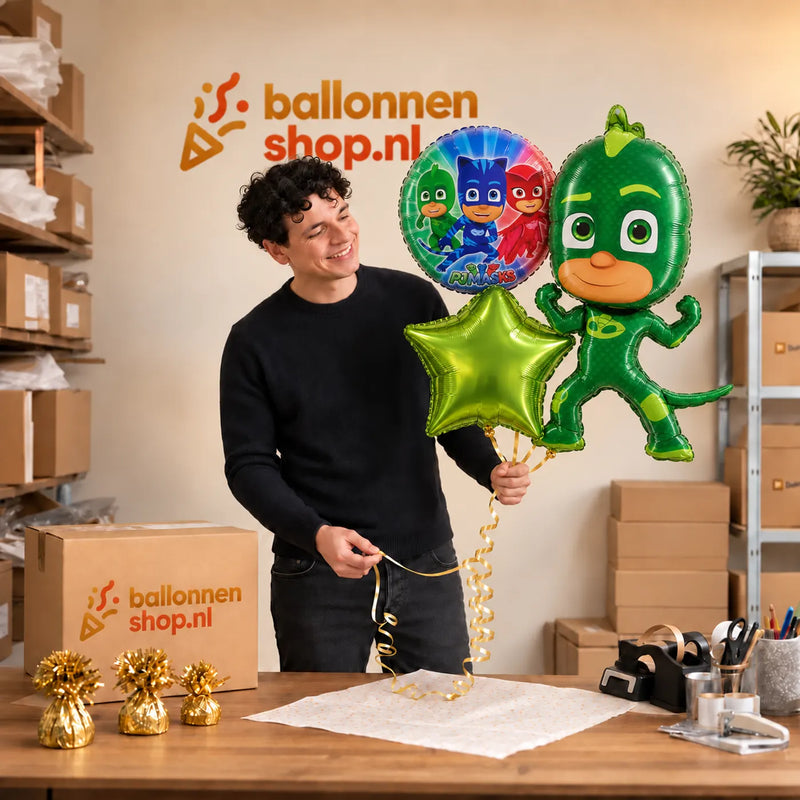 Jesse houdt Gekko PJ Masks Trosje vast in de warme werkplaats van Ballonnenshop.nl.