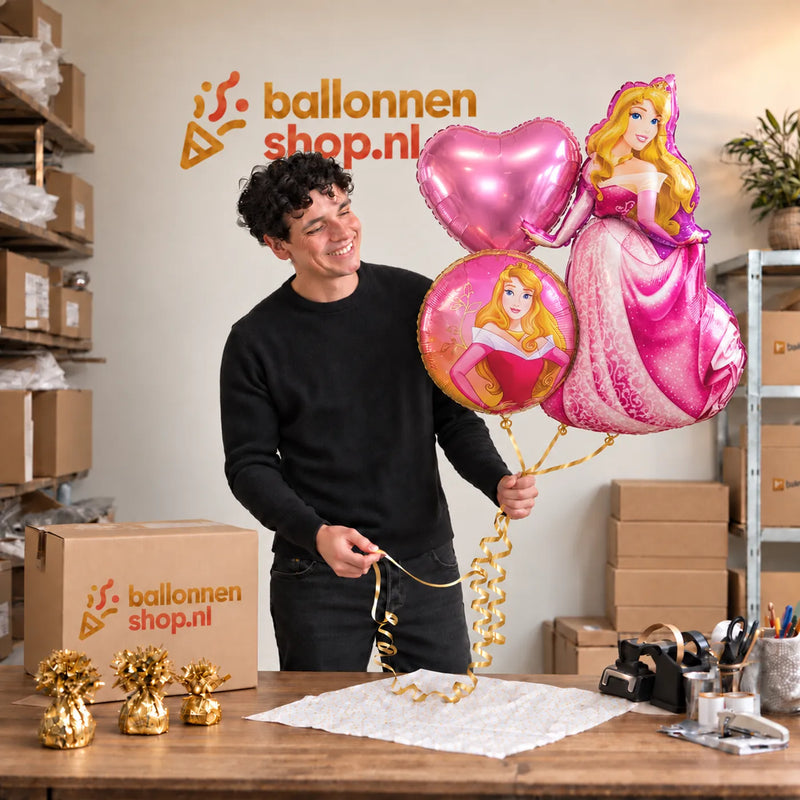 Jesse houdt Doornroosje Disney Prinses Trosje vast in de warme werkplaats van Ballonnenshop.nl.