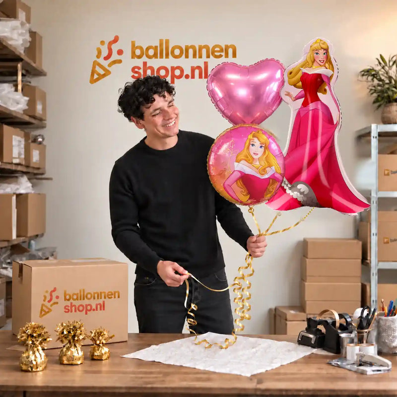 Jesse houdt Doornroosje Disney Prinses Trosje vast in de warme werkplaats van Ballonnenshop.nl.