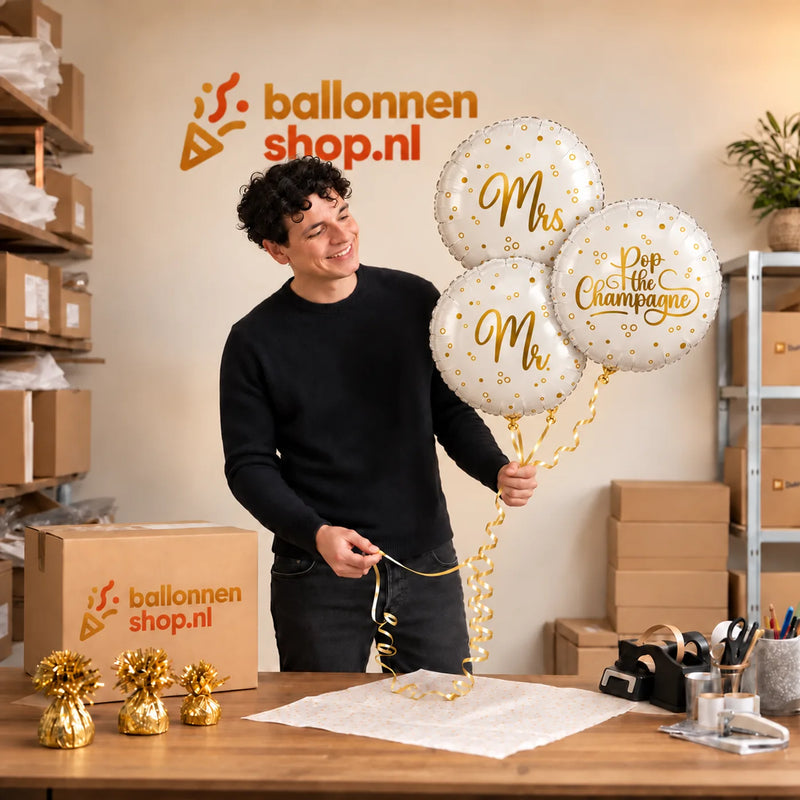 Jesse houdt Mr & Mrs Pop The Campagne Trosje vast in de warme werkplaats van Ballonnenshop.nl.