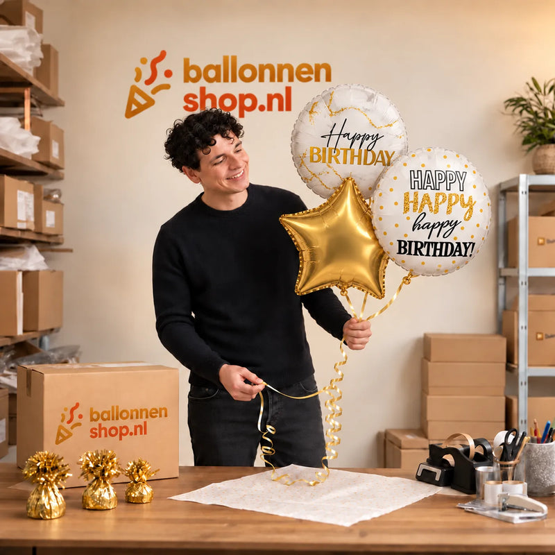Jesse houdt Happy Birthday Trosje vast in de warme werkplaats van Ballonnenshop.nl.