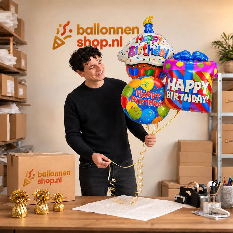 Jesse houdt Happy Birthday Trosje Ballonnen vast in de warme werkplaats van Ballonnenshop.nl.