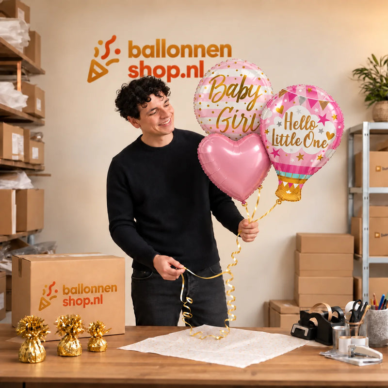 Jesse houdt Hello Little Girl Trosje vast in de warme werkplaats van Ballonnenshop.nl.