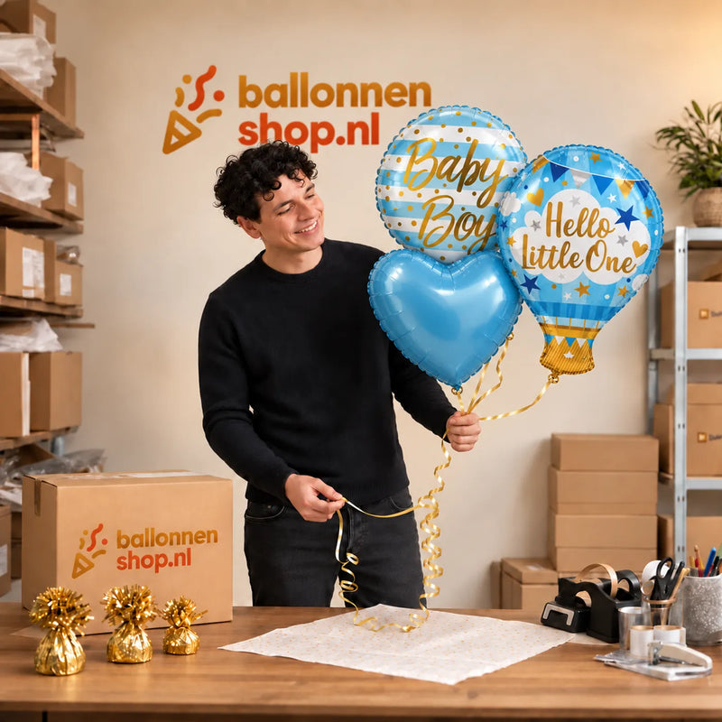 Jesse houdt Hello Little Boy Trosje Ballonnen vast in de warme werkplaats van Ballonnenshop.nl.