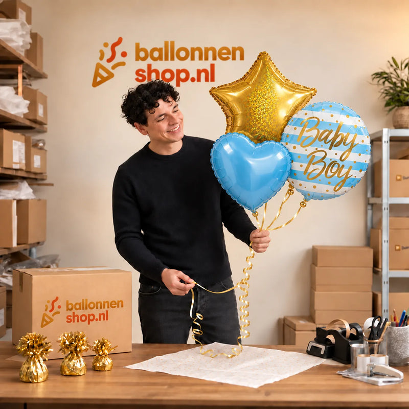 Jesse houdt Baby Boy Trosje Helium Ballonnen vast in de warme werkplaats van Ballonnenshop.nl.