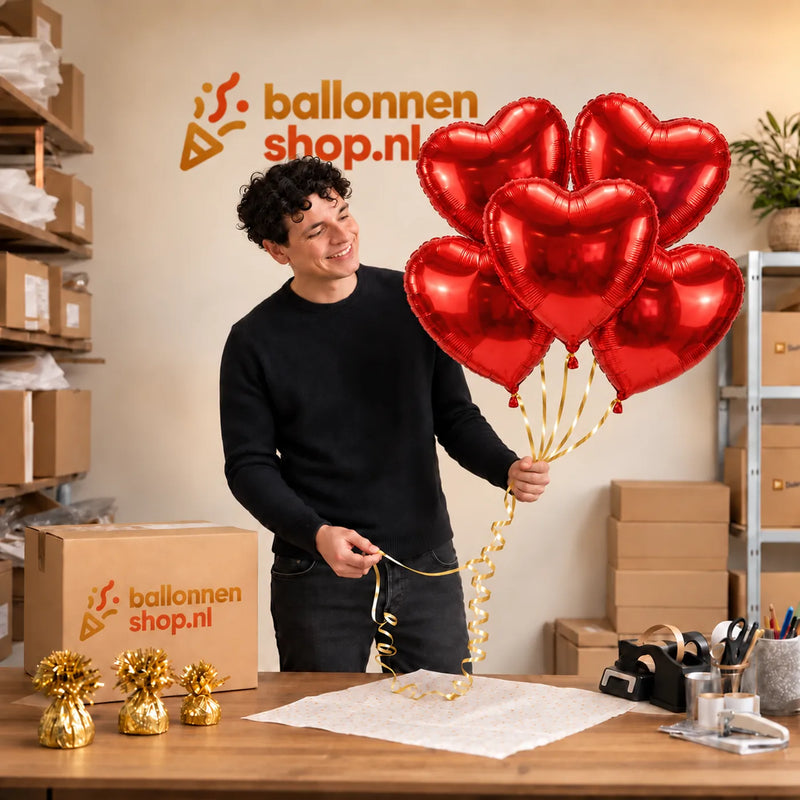 Jesse houdt XL Ballonnentros 5 Rode Hartjes – Volle Aandacht vast in de warme werkplaats van Ballonnenshop.nl.