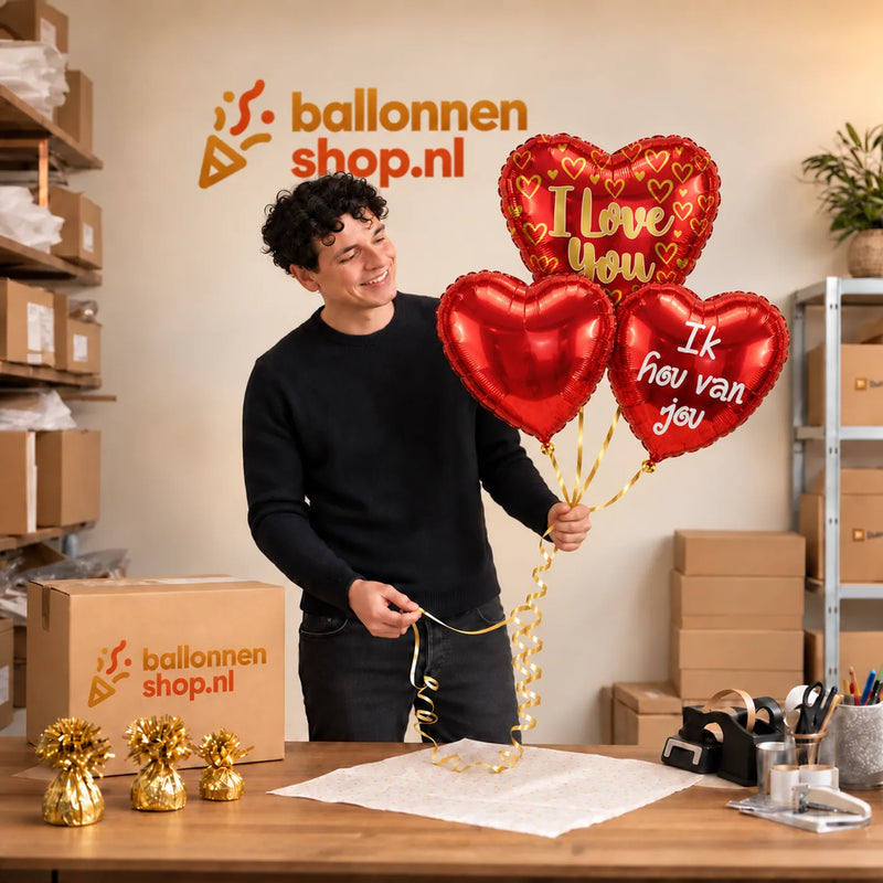 Jesse houdt Ballonnentros Ik Hou Van Jou – Dit is geven met Liefde vast in de warme werkplaats van Ballonnenshop.nl.