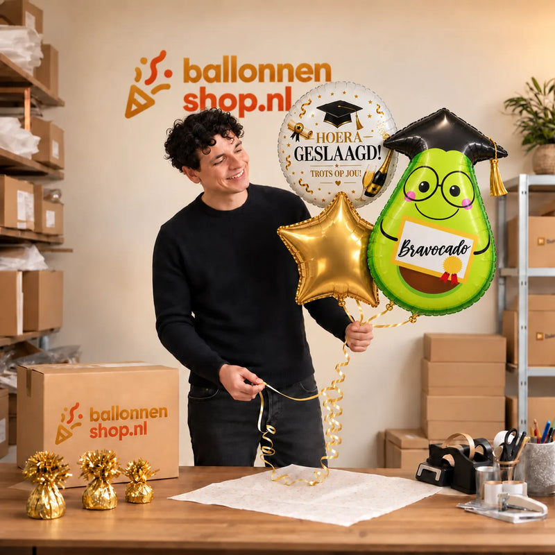 Jesse houdt Geslaagd Bravocado Ballonnentros vast in de warme werkplaats van Ballonnenshop.nl.