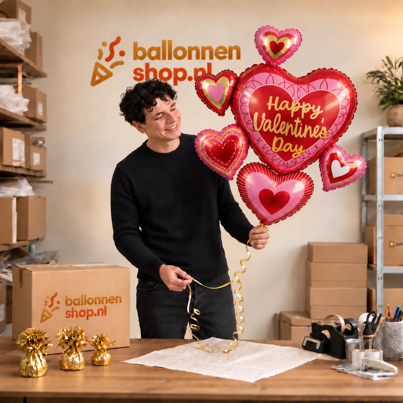Jesse houdt de XL Happy Valentine’s Day – Voor een Bijzonder Moment vast in de warme inpakruimte van Ballonnenshop.nl.