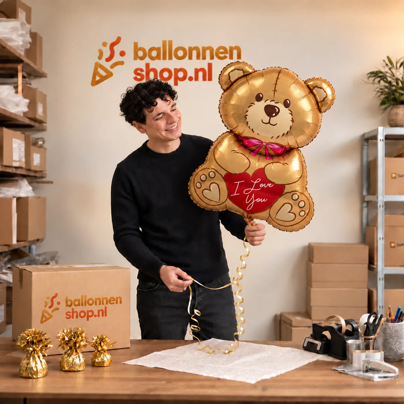 Jesse houdt de XL I Love You Beer Ballon vast in de warme inpakruimte van Ballonnenshop.nl.