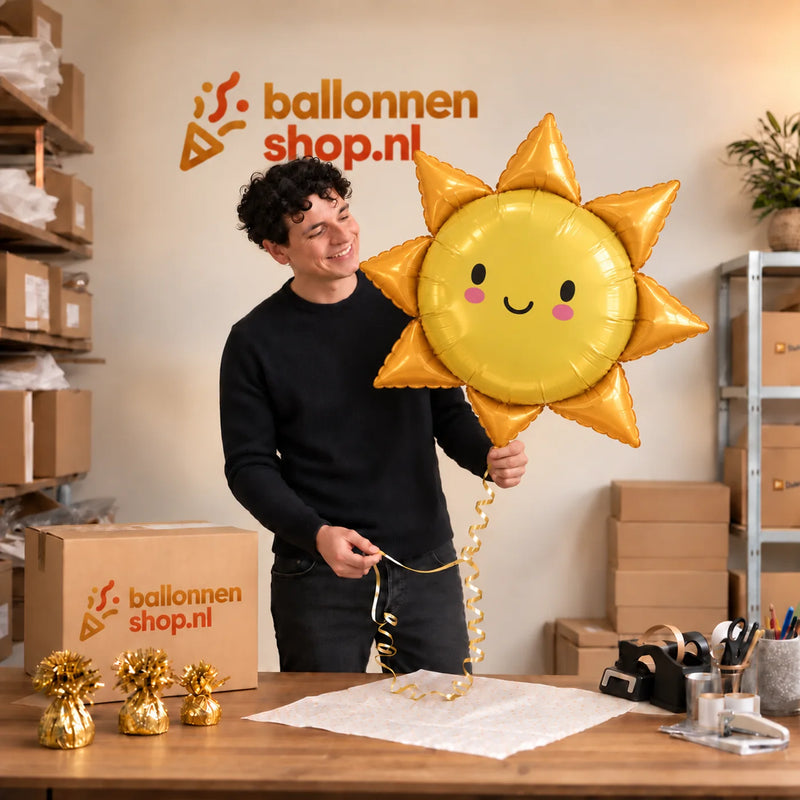 Jesse houdt de Zonneschijn voor jou XL Ballon vast in de warme inpakruimte van Ballonnenshop.nl.