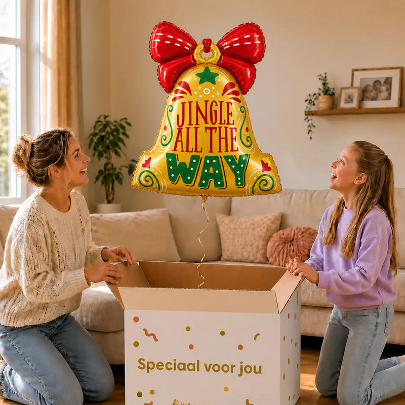 Jingle All The Way Bel Ballon – uitpakmoment met moeder en meisje in een warme woonkamer – Ballonnenshop.nl