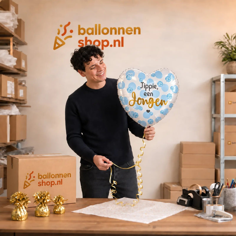 Jesse houdt de Jippie Een Jongen Helium Ballon vast in de warme werkplaats van Ballonnenshop.nl.
