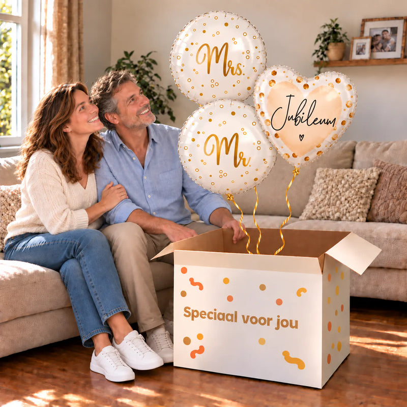 Een feestelijk huwelijksmoment met Jubileum Mr & Mrs Trosje boven een open Speciaal voor jou-doos in een warme woonkamer.