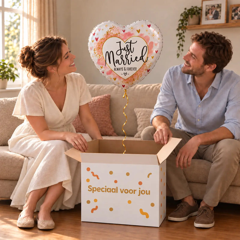 Uitpakmoment met Just Married Helium Ballon uit een cadeaudoos van Ballonnenshop.nl