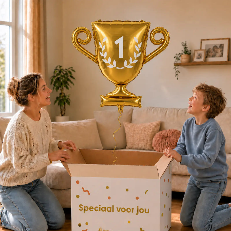 Kampioensbeker Helium Ballon – uitpakmoment met moeder en jongetje in een warme woonkamer – Ballonnenshop.nl