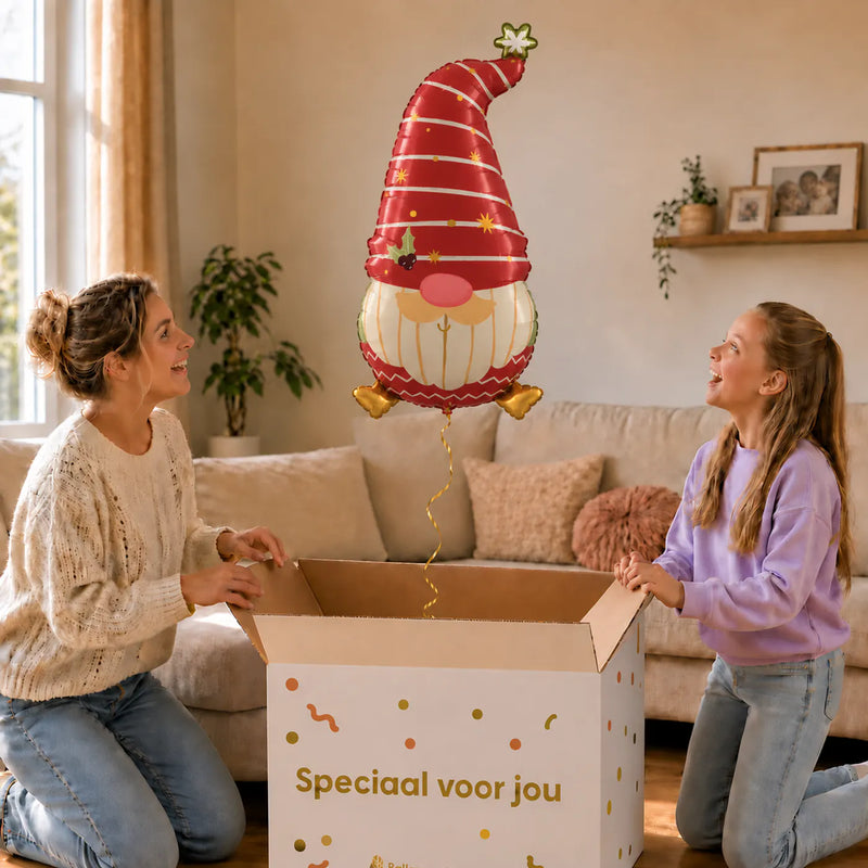 Kerstkabouter Helium Ballon – uitpakmoment met moeder en meisje in een warme woonkamer – Ballonnenshop.nl