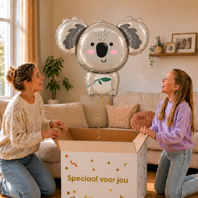 Koala Helium XL Ballon – uitpakmoment met moeder en meisje in een warme woonkamer – Ballonnenshop.nl