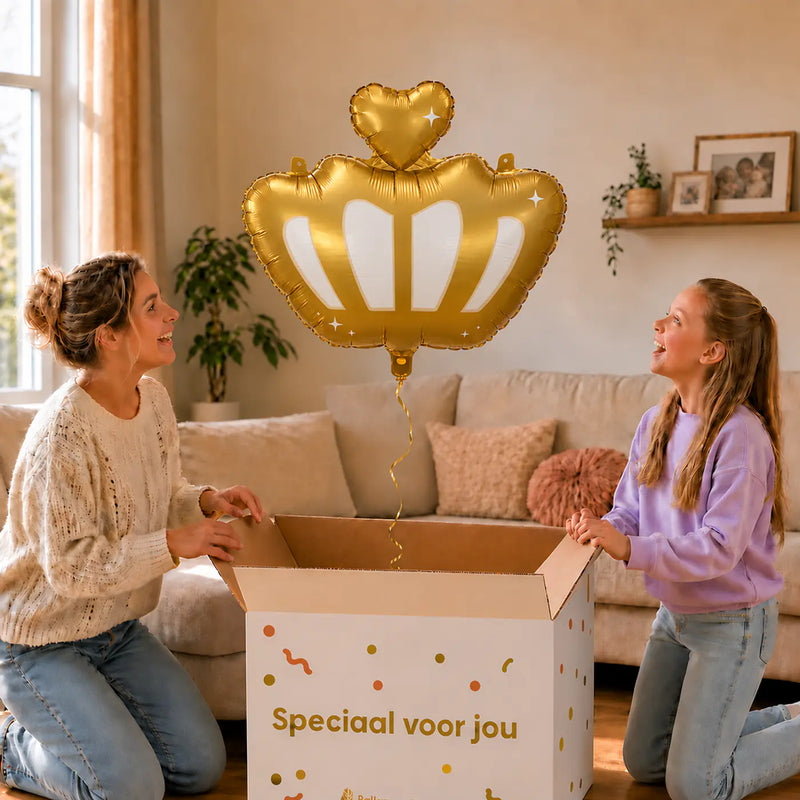 Kroon Helium Ballon – uitpakmoment met moeder en meisje in een warme woonkamer – Ballonnenshop.nl