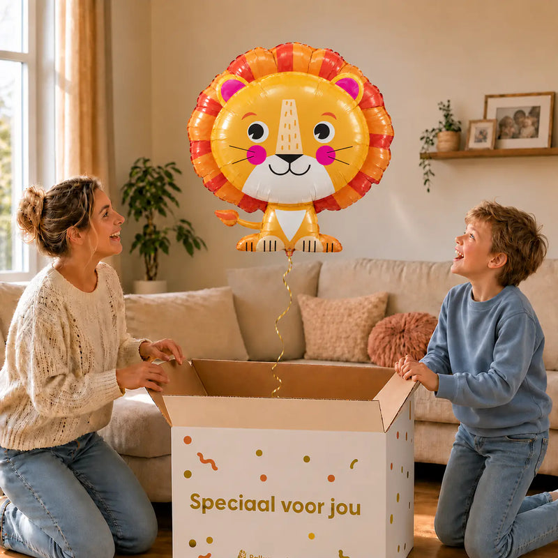 Leeuw Helium Ballon – uitpakmoment met moeder en jongetje in een warme woonkamer – Ballonnenshop.nl