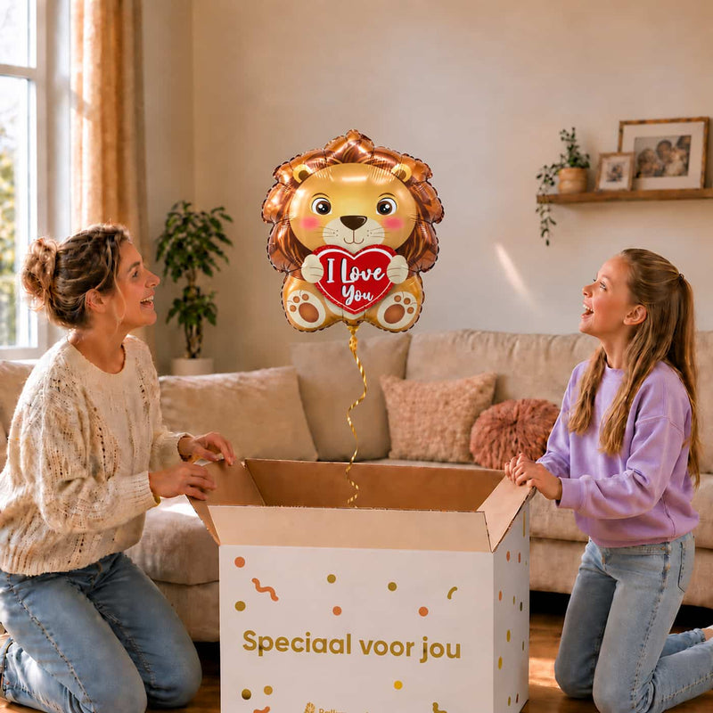 Moeder en meisje openen een cadeaudoos met een I Love You leeuwenballon van 45 cm.