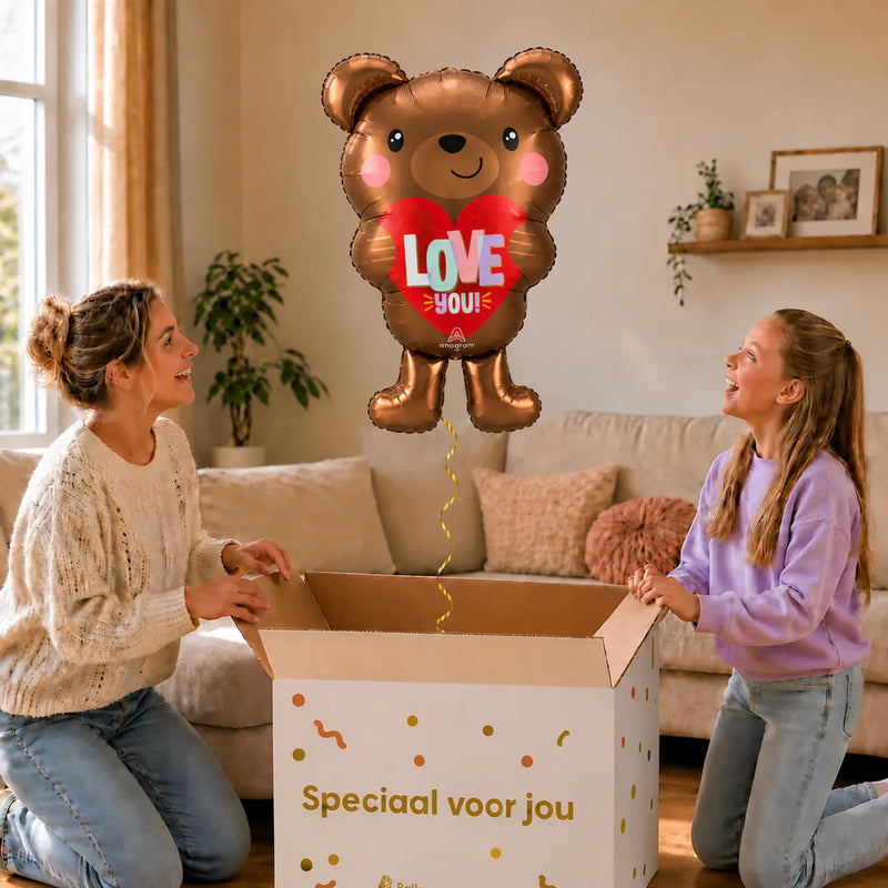 Love You! Beer Ballon – uitpakmoment met moeder en meisje in een warme woonkamer – Ballonnenshop.nl