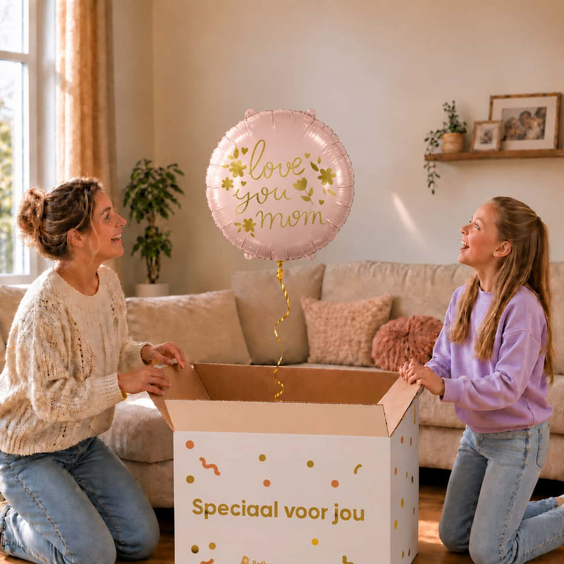 Moeder en meisje openen een cadeaudoos met een roze Love You Mom heliumballon van 45 cm.