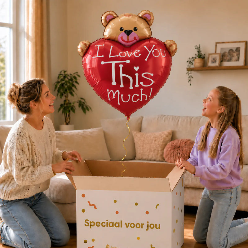 XL Love You This Much Beer – Toon Liefde met een Knipoog – uitpakmoment met moeder en meisje in een warme woonkamer – Ballonnenshop.nl