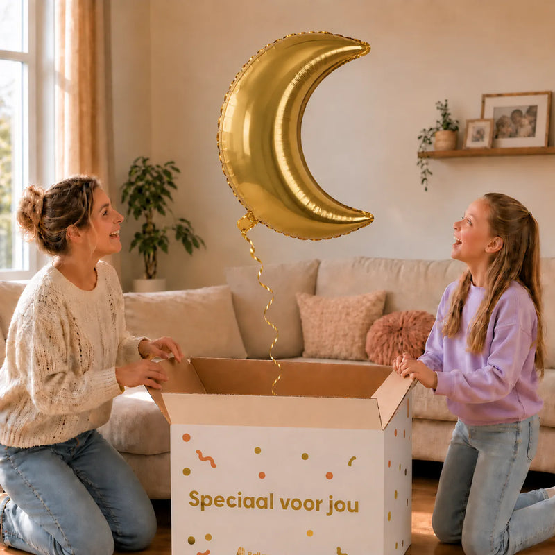 Maan Helium Ballon – uitpakmoment met moeder en meisje in een warme woonkamer – Ballonnenshop.nl