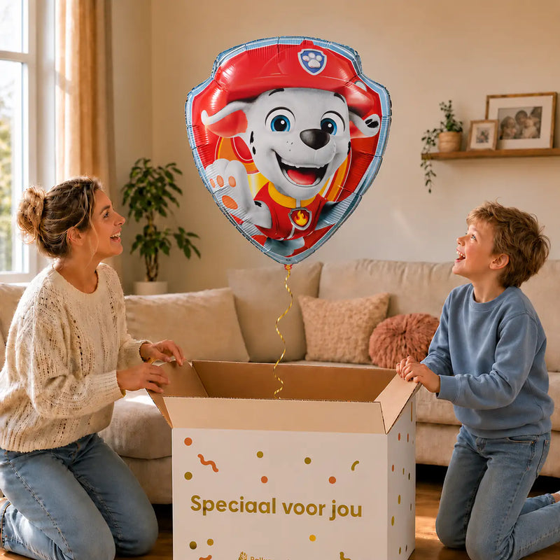 Marshall Paw Patrol XL Ballon – uitpakmoment met moeder en jongetje in een warme woonkamer – Ballonnenshop.nl