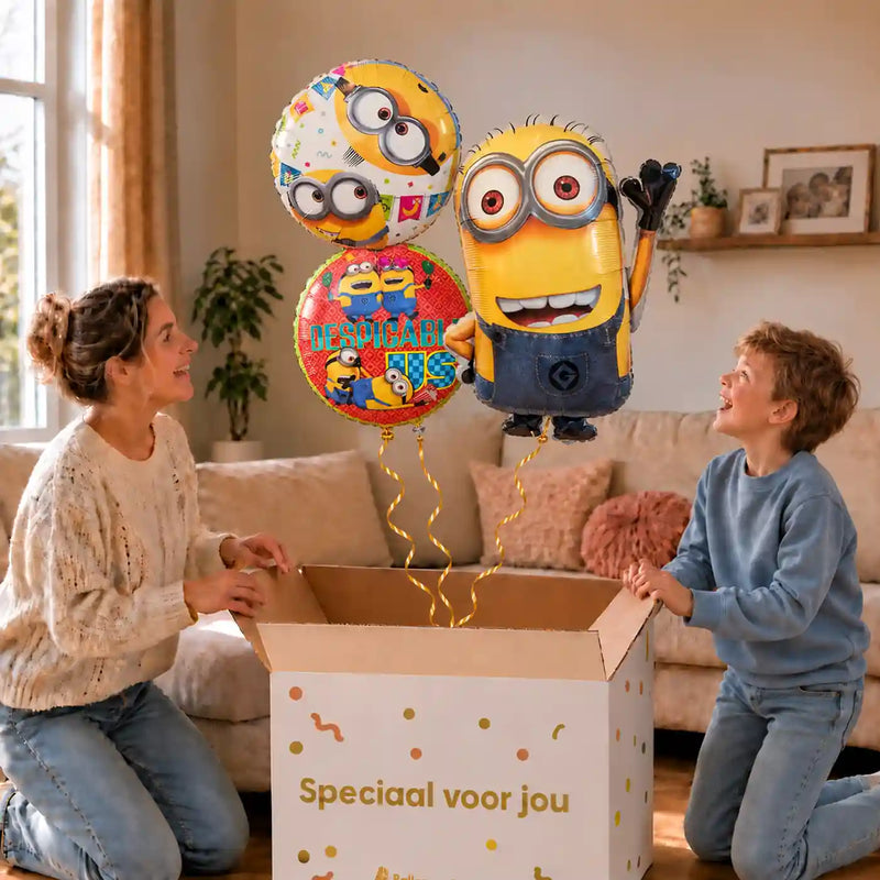 Minion Trosje Geel/Wit/Rood – 63 cm: moeder en zoon pakken het heliumgevulde ballonnentrosje uit een Speciaal voor jou-doos, met natuurlijk gekrulde gouden linten.