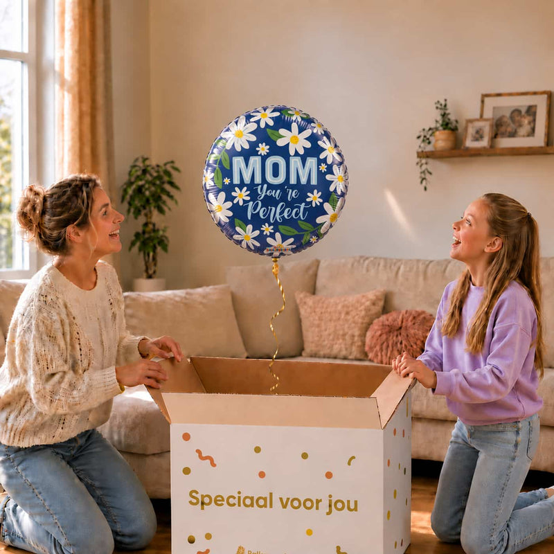 Moeder en meisje pakken een Mom You’re Perfect heliumballon van 46 cm uit een cadeaudoos.