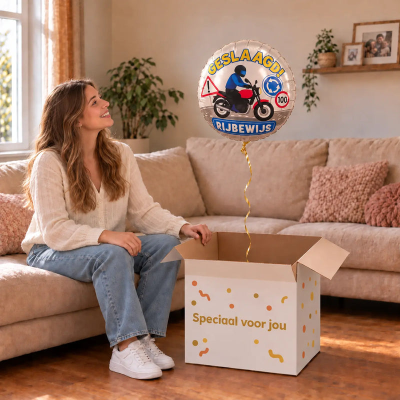 Uitpakmoment met Motor Rijbewijs Geslaagd Ballon uit een cadeaudoos van Ballonnenshop.nl