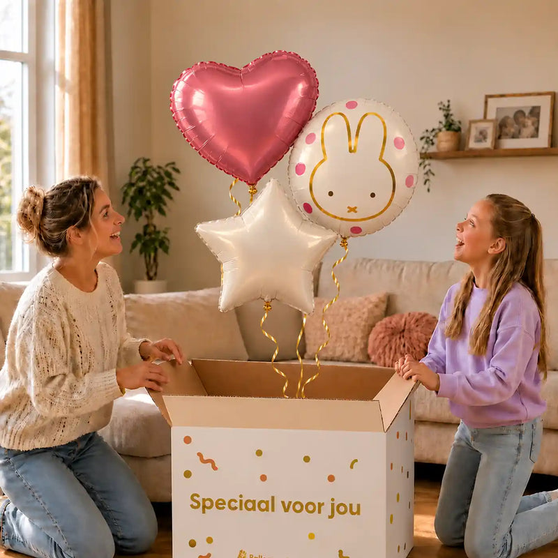 Nijntje trosje Ballonnen Roze: moeder en dochter pakken het heliumgevulde ballonnentrosje uit een Speciaal voor jou-doos, met natuurlijk gekrulde gouden linten.