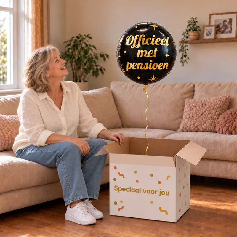Uitpakmoment met Officieel Met Pensioen Ballon uit een cadeaudoos van Ballonnenshop.nl