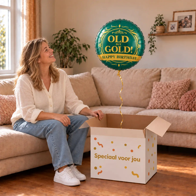 Uitpakmoment met Old But Gold Helium Ballon uit een cadeaudoos van Ballonnenshop.nl