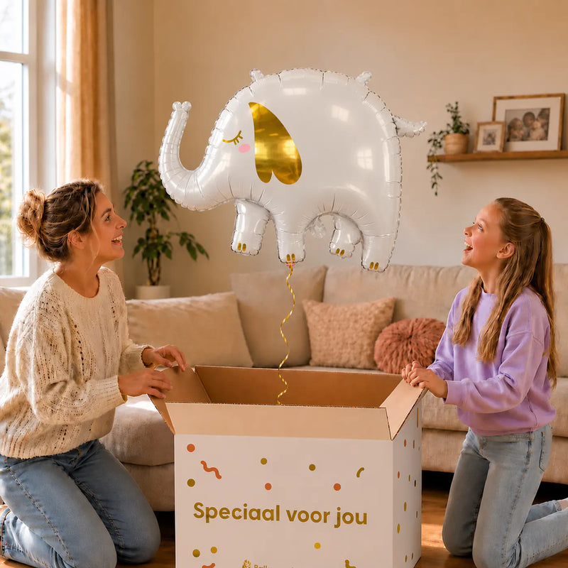 Olifant Helium XL Ballon – uitpakmoment met moeder en meisje in een warme woonkamer – Ballonnenshop.nl