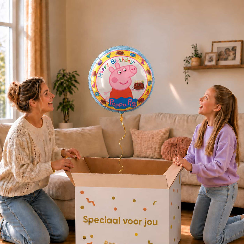 Moeder en meisje pakken de Peppa Pig Happy Birthday ballon van 46 cm uit de cadeaudoos.