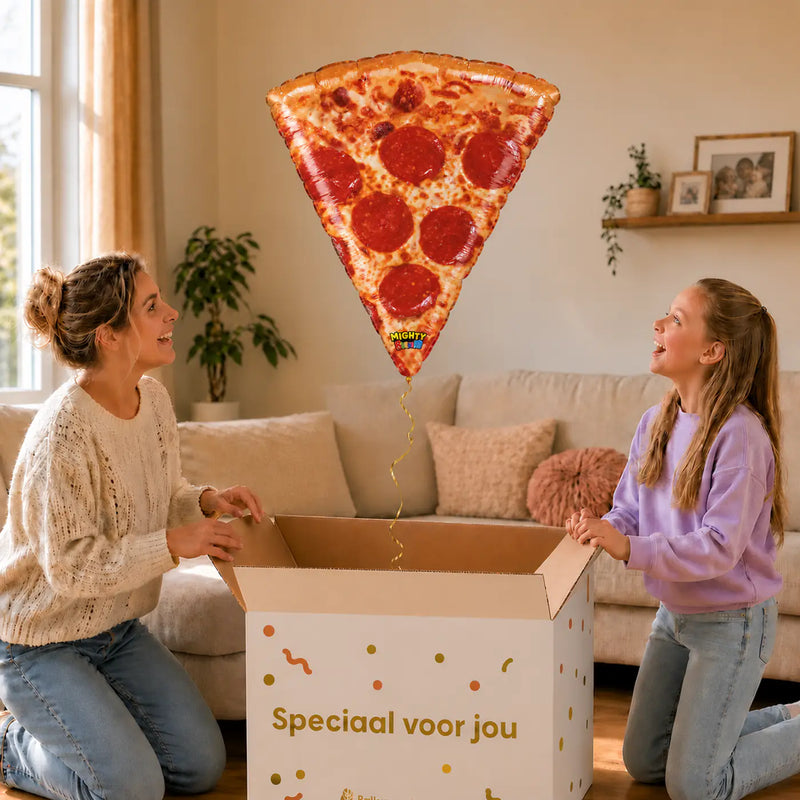 Pizza Helium XL Ballon – uitpakmoment met moeder en meisje in een warme woonkamer – Ballonnenshop.nl