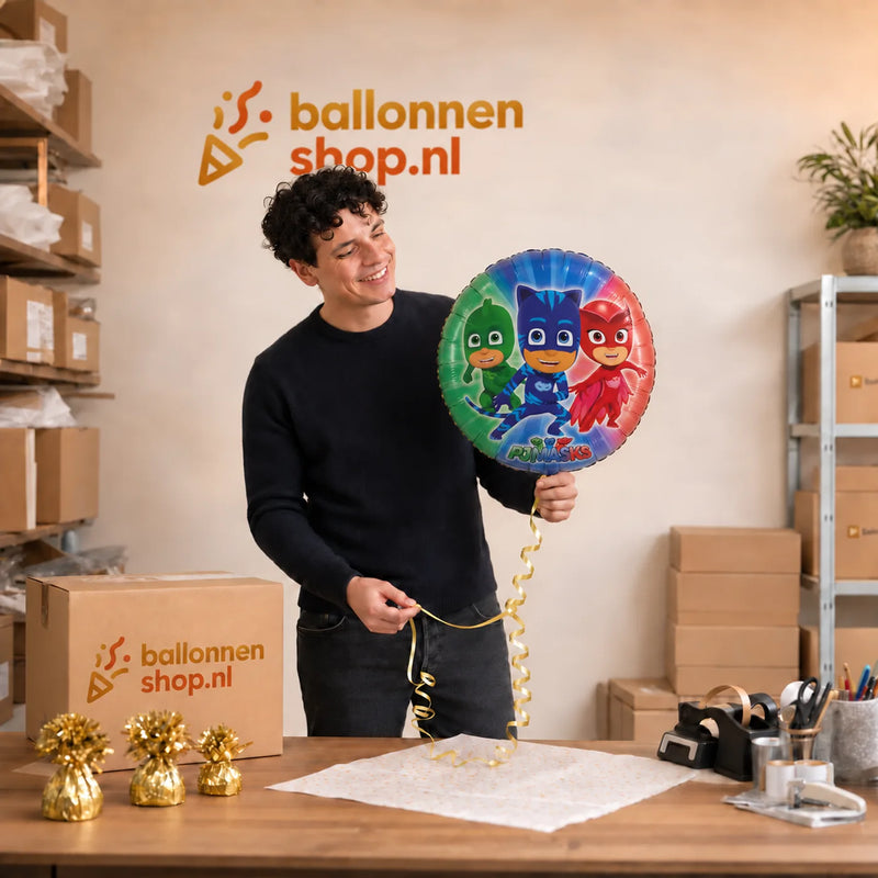 Jesse houdt de PJ Masks Helium Ballon vast in de warme werkplaats van Ballonnenshop.nl.