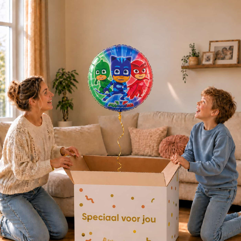 Moeder en jongen pakken de PJ Masks ballon van 46 cm met Gekko, Catboy en Owlette uit de cadeaudoos.